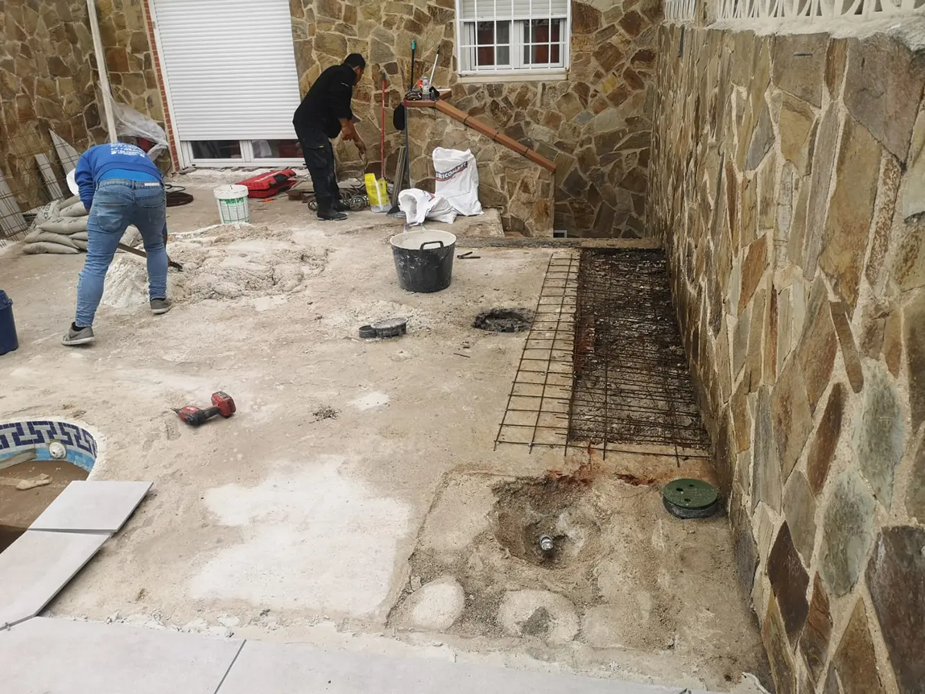 patio con piscina y escalera de caracol