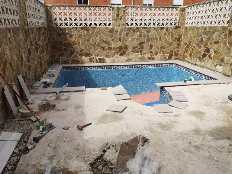 patio con piscina y escalera de caracol