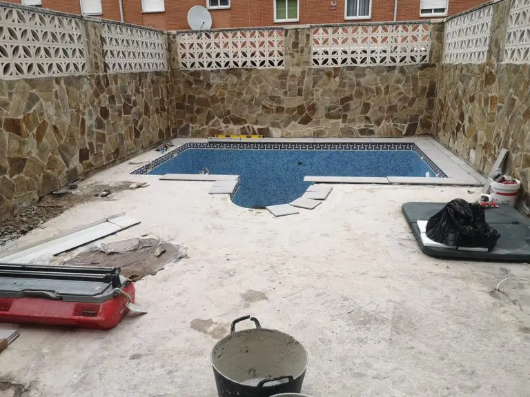patio con piscina y escalera de caracol