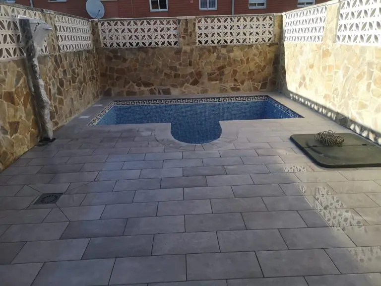 patio con piscina y escalera de caracol