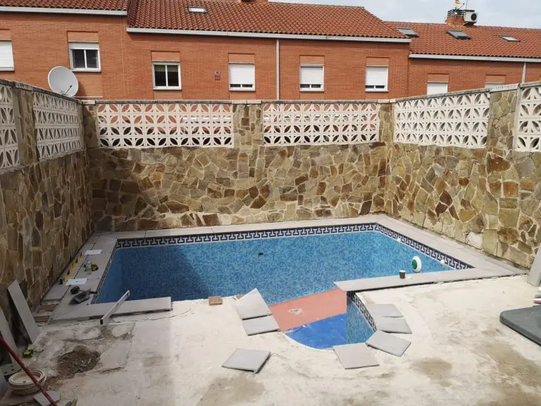 patio con piscina y escalera de caracol