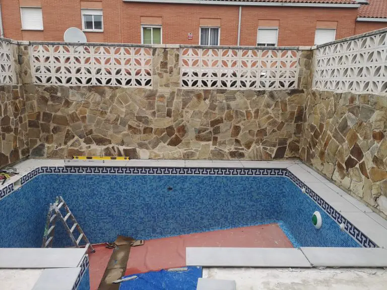 patio con piscina y escalera de caracol