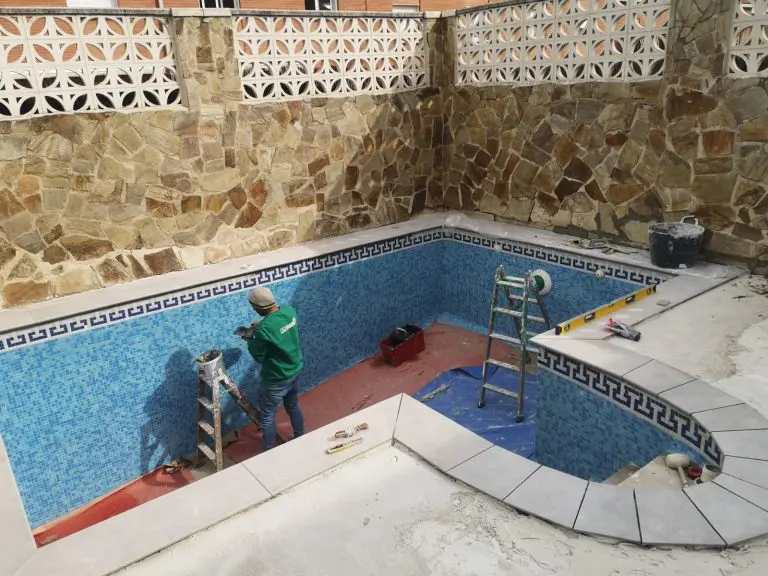 patio con piscina y escalera de caracol