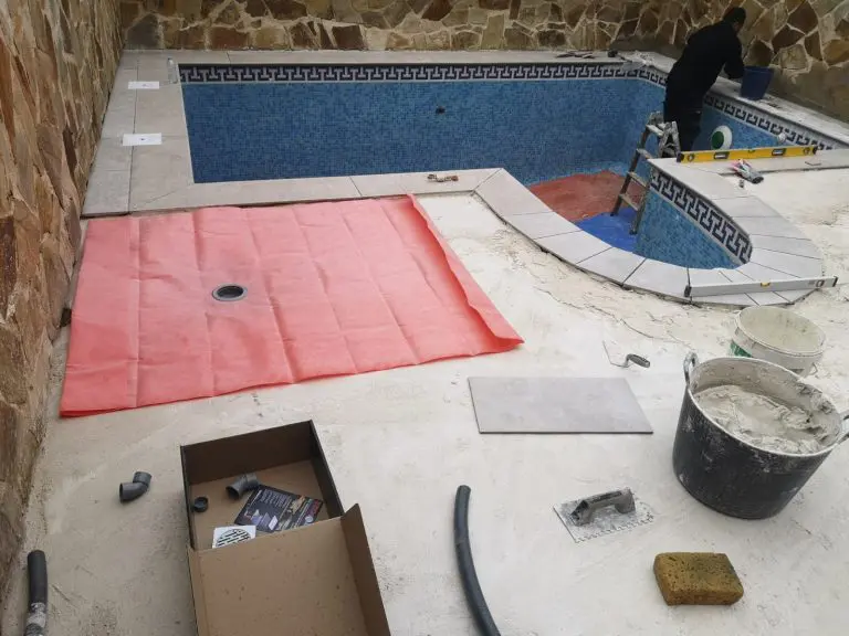 patio con piscina y escalera de caracol