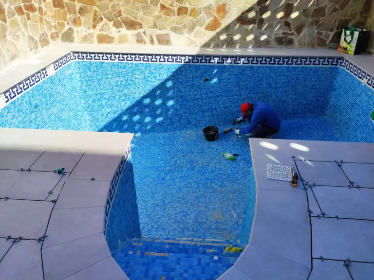 patio con piscina y escalera de caracol