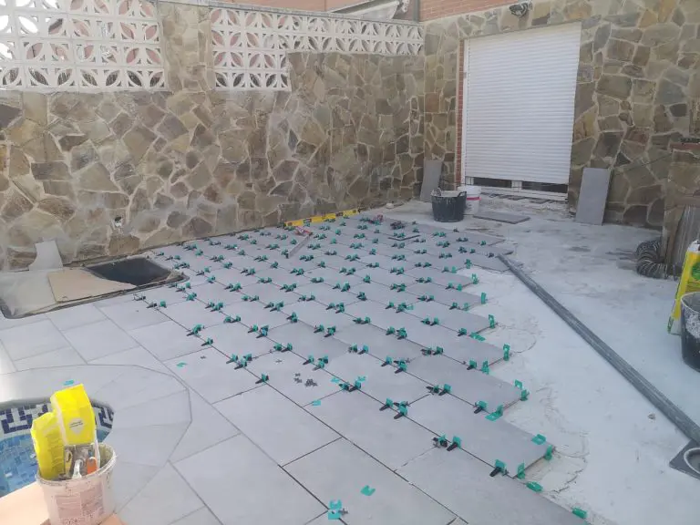 patio con piscina y escalera de caracol