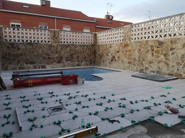 patio con piscina y escalera de caracol