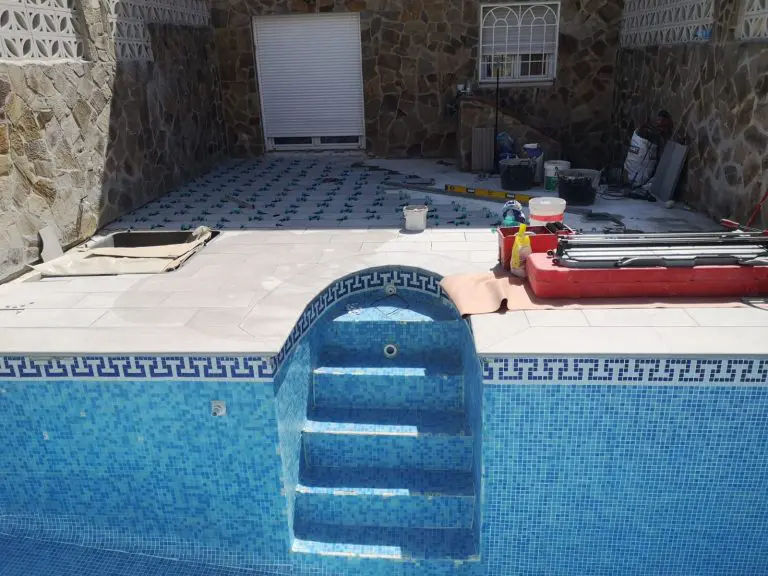 patio con piscina y escalera de caracol
