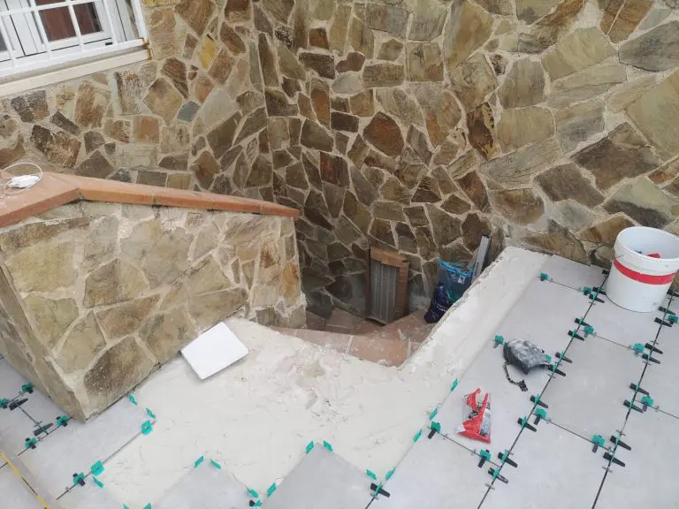 patio con piscina y escalera de caracol