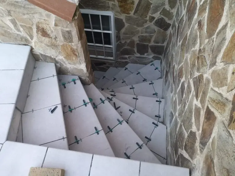 patio con piscina y escalera de caracol