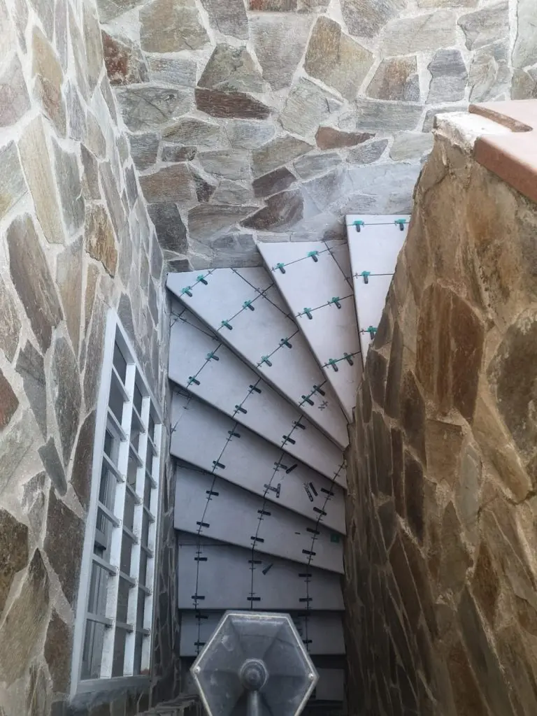 patio con piscina y escalera de caracol