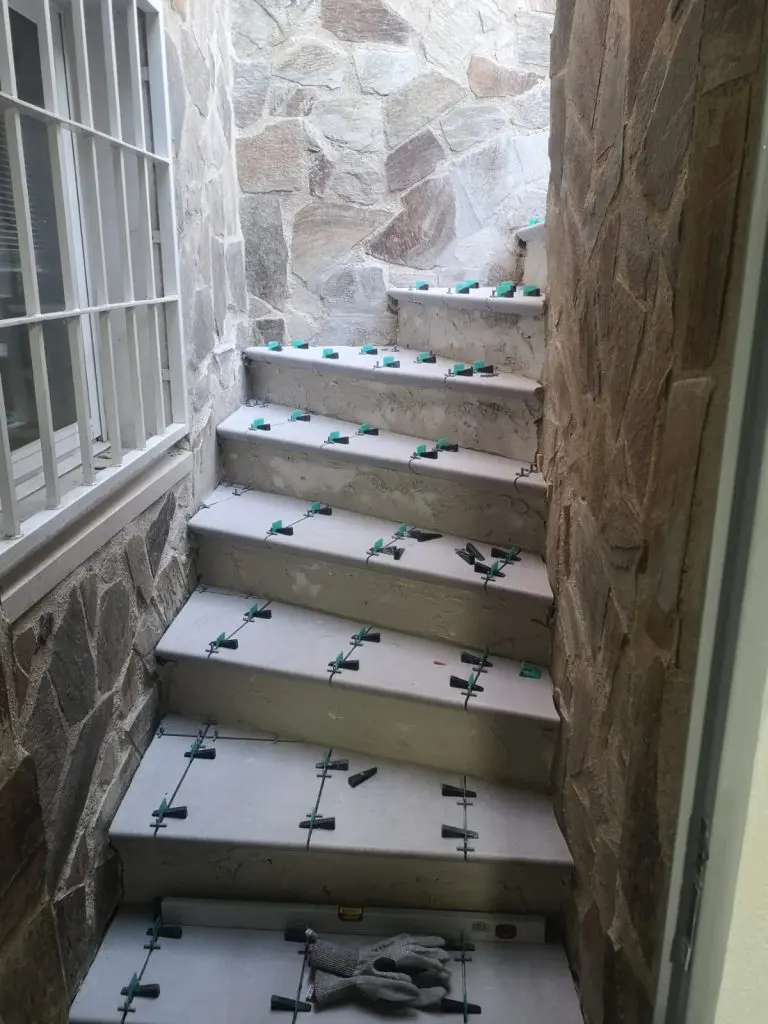 patio con piscina y escalera de caracol