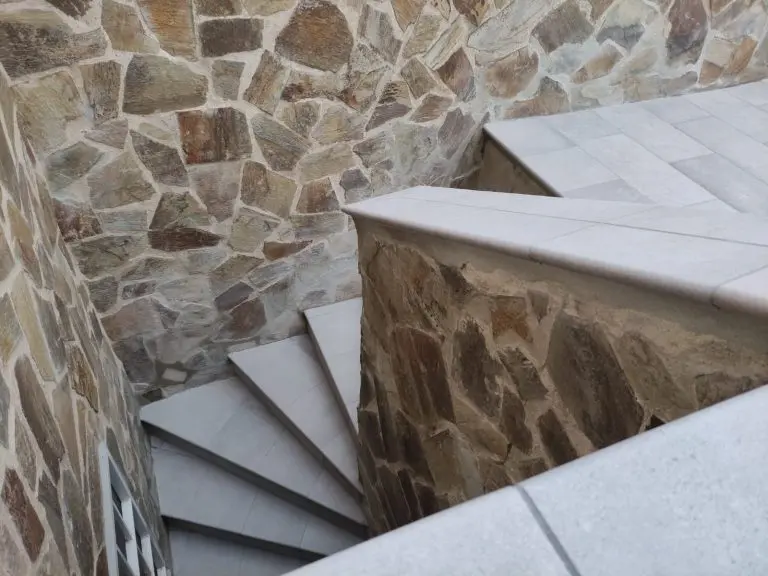 patio con piscina y escalera de caracol