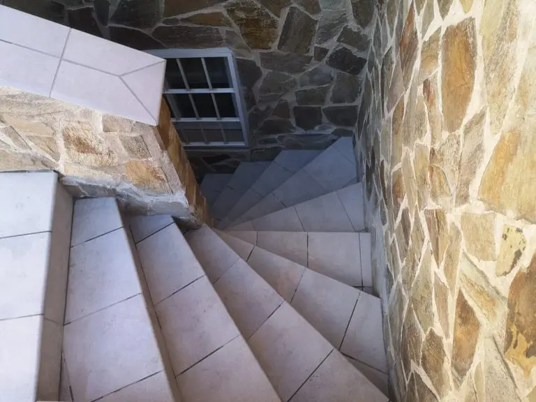 patio con piscina y escalera de caracol