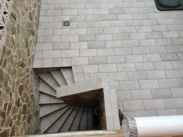 patio con piscina y escalera de caracol