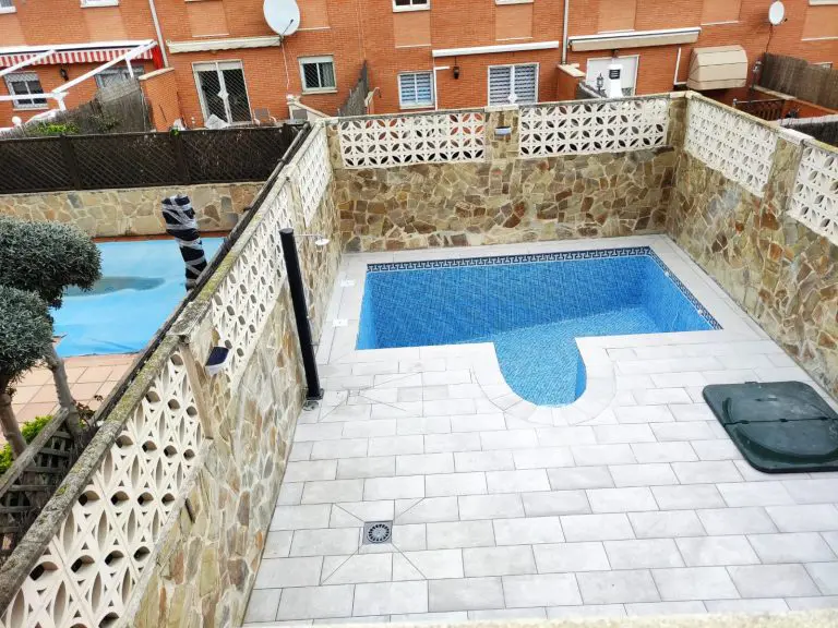 patio con piscina y escalera de caracol